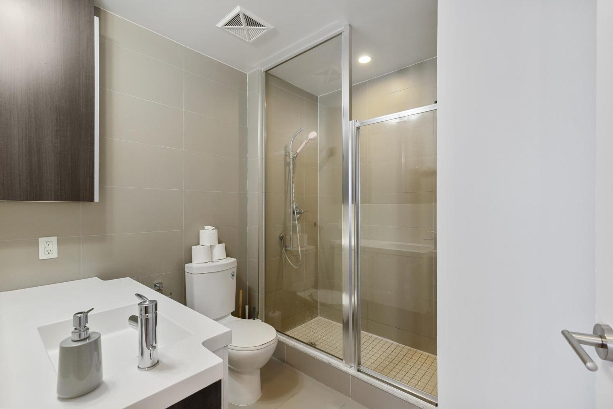 2Bedroom Cn Tower And Water Views - Free Parking - Rooftop Pool トロント エクステリア 写真