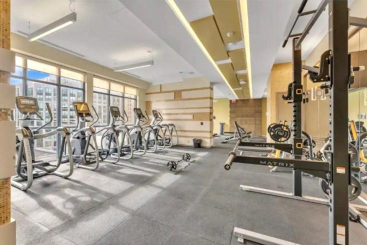 2Bedroom Cn Tower And Water Views - Free Parking - Rooftop Pool トロント エクステリア 写真