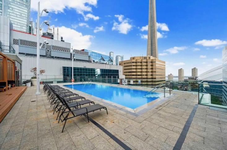 2Bedroom Cn Tower And Water Views - Free Parking - Rooftop Pool トロント エクステリア 写真