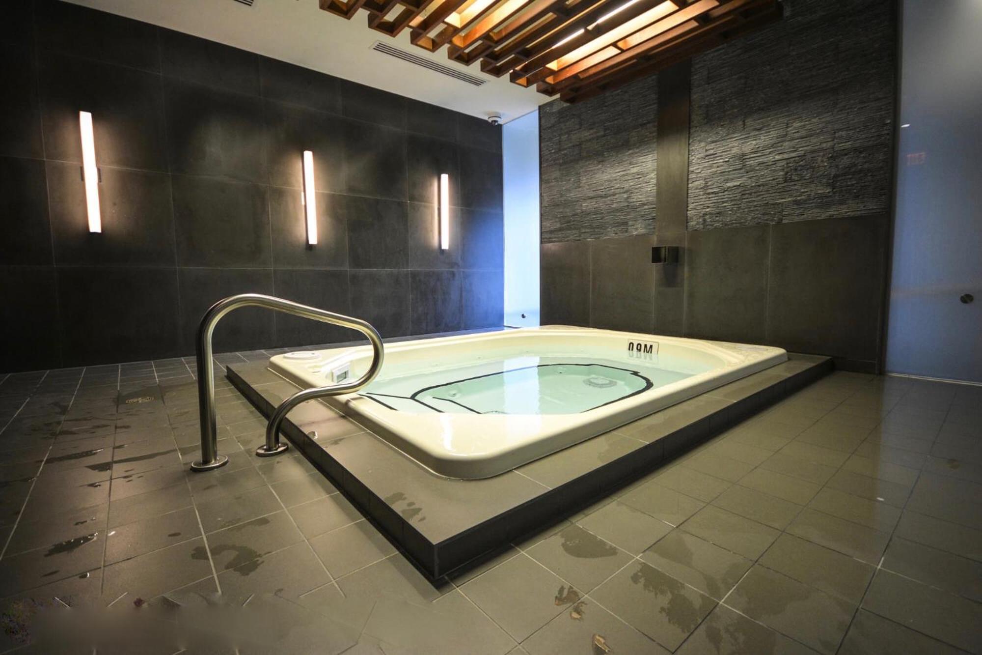 2Bedroom Cn Tower And Water Views - Free Parking - Rooftop Pool トロント エクステリア 写真